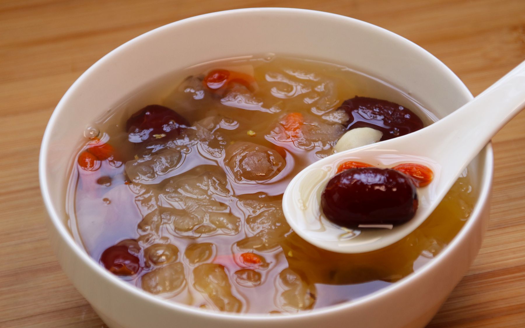 冬季皮肤干燥常喝银耳汤,做法食材都简单,滋润补水又养颜