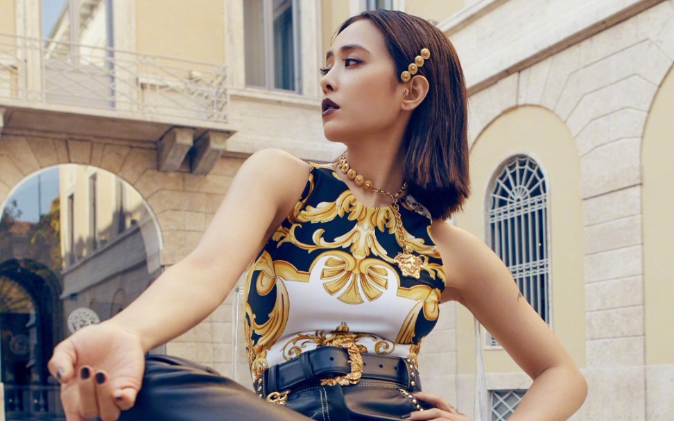 蔡依林 全球首穿versace 2018春夏系列登红秀杂志封面