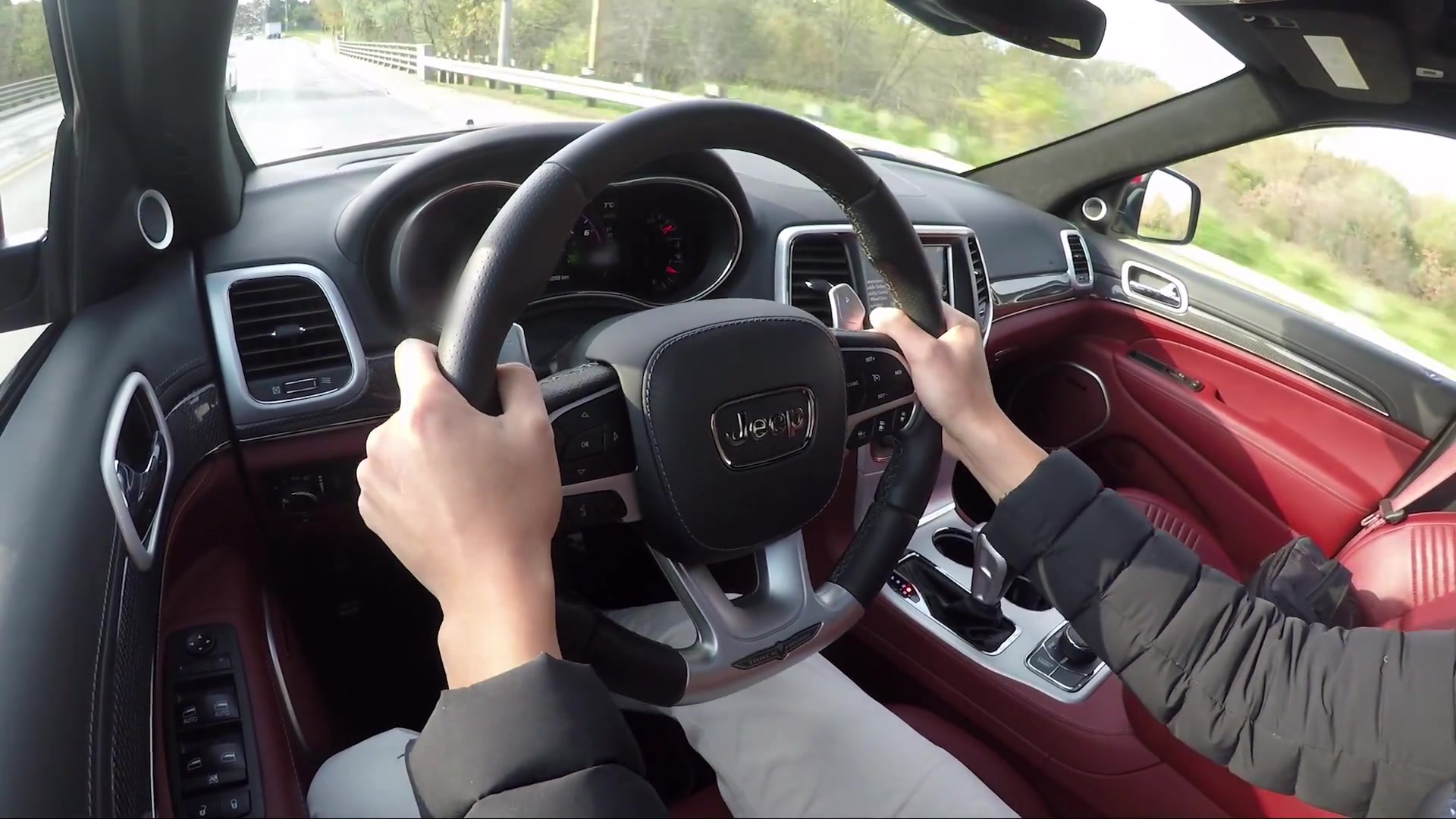 2018jeep大切诺基赛道鹰大v8声浪测试第一视角试驾