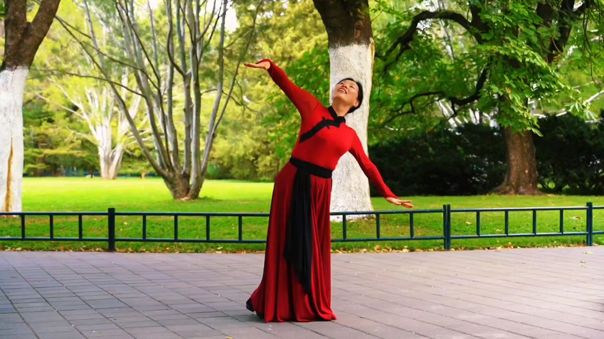 竹子表演广场舞《你是一首悠扬的牧歌》歌醉人,舞优美