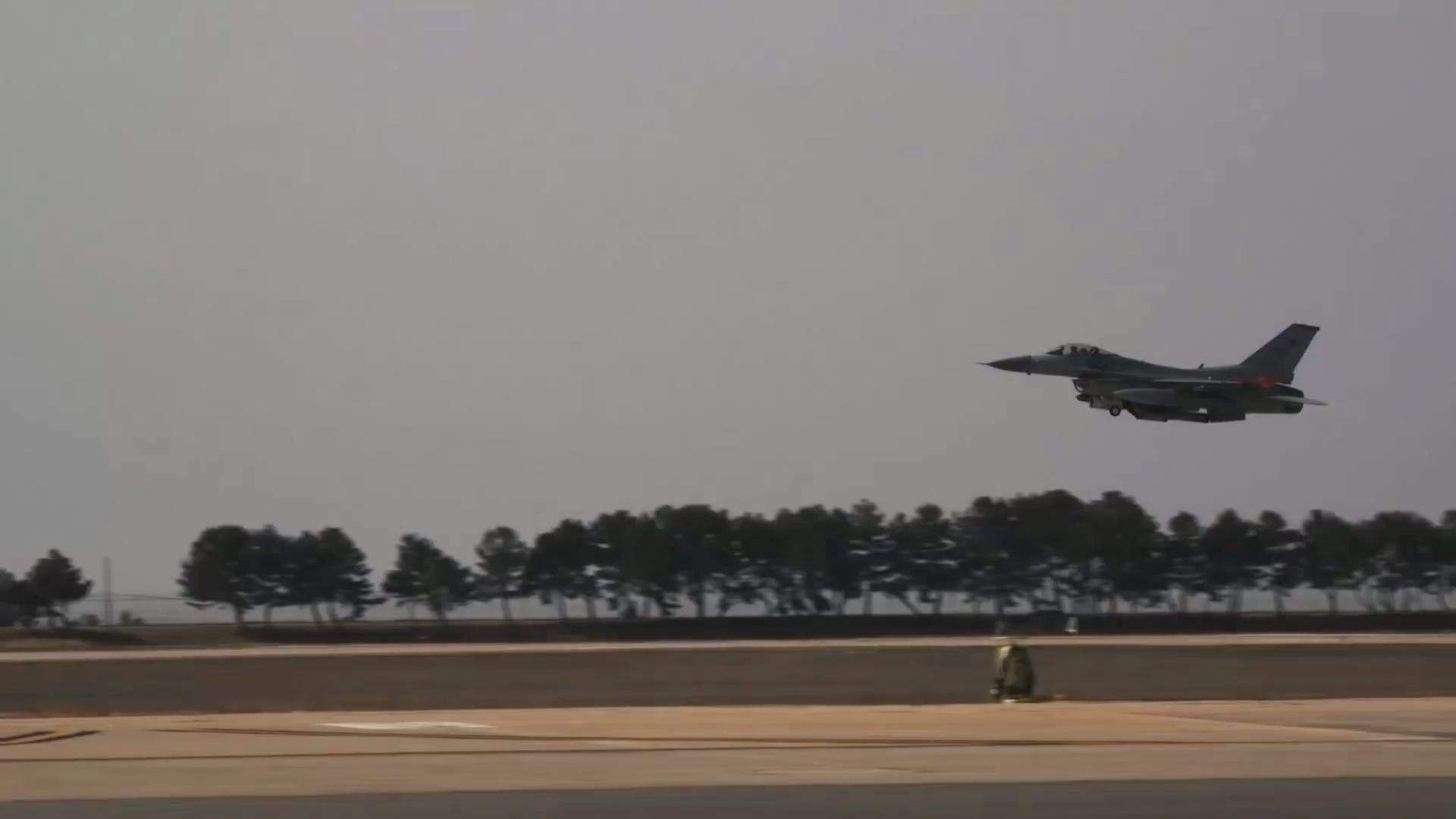 【军事】驻韩美军群山空军基地f-16升空训练