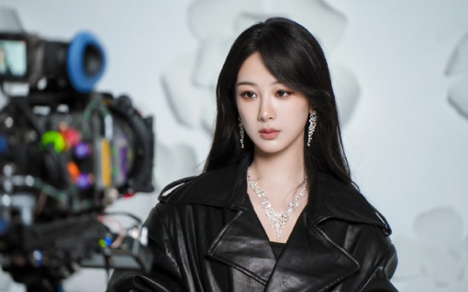 杨紫xapm花絮照,皮衣紫酷飒!