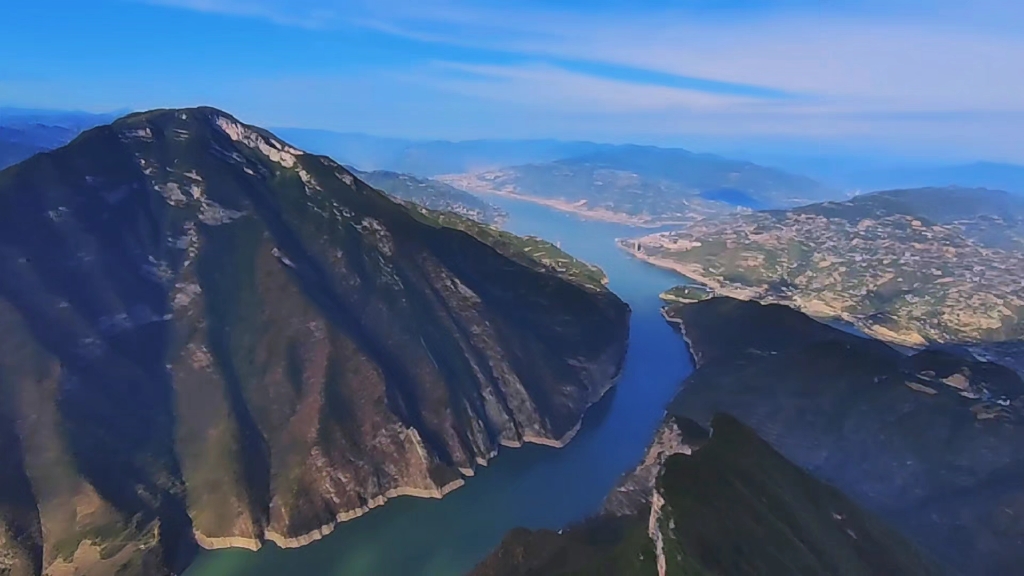青山黛水朝天阙 万丈云光路远溪