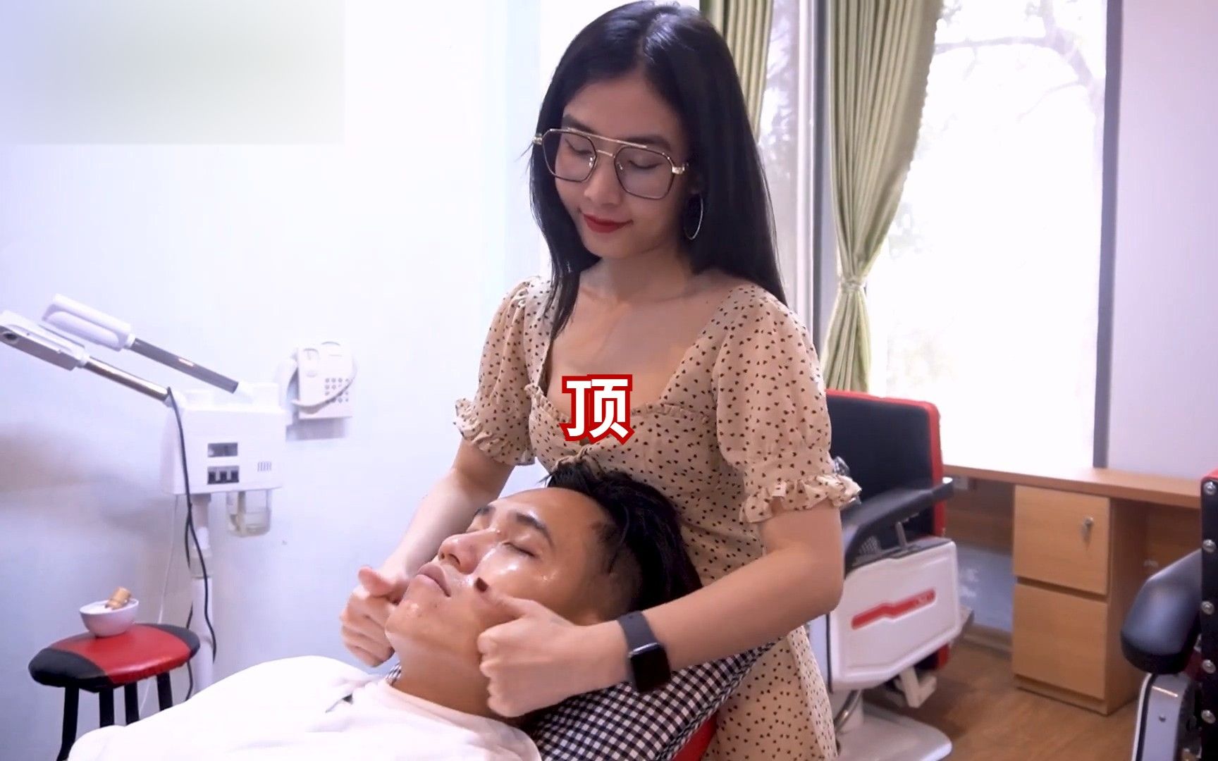 越南女子熟练按摩,仿佛训练有素