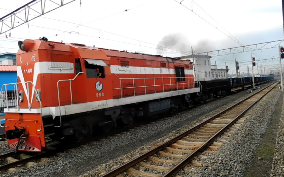 抚顺电铁自备df5—1160号内燃机车与韶峰131号电机车前后推挽车厢驶入