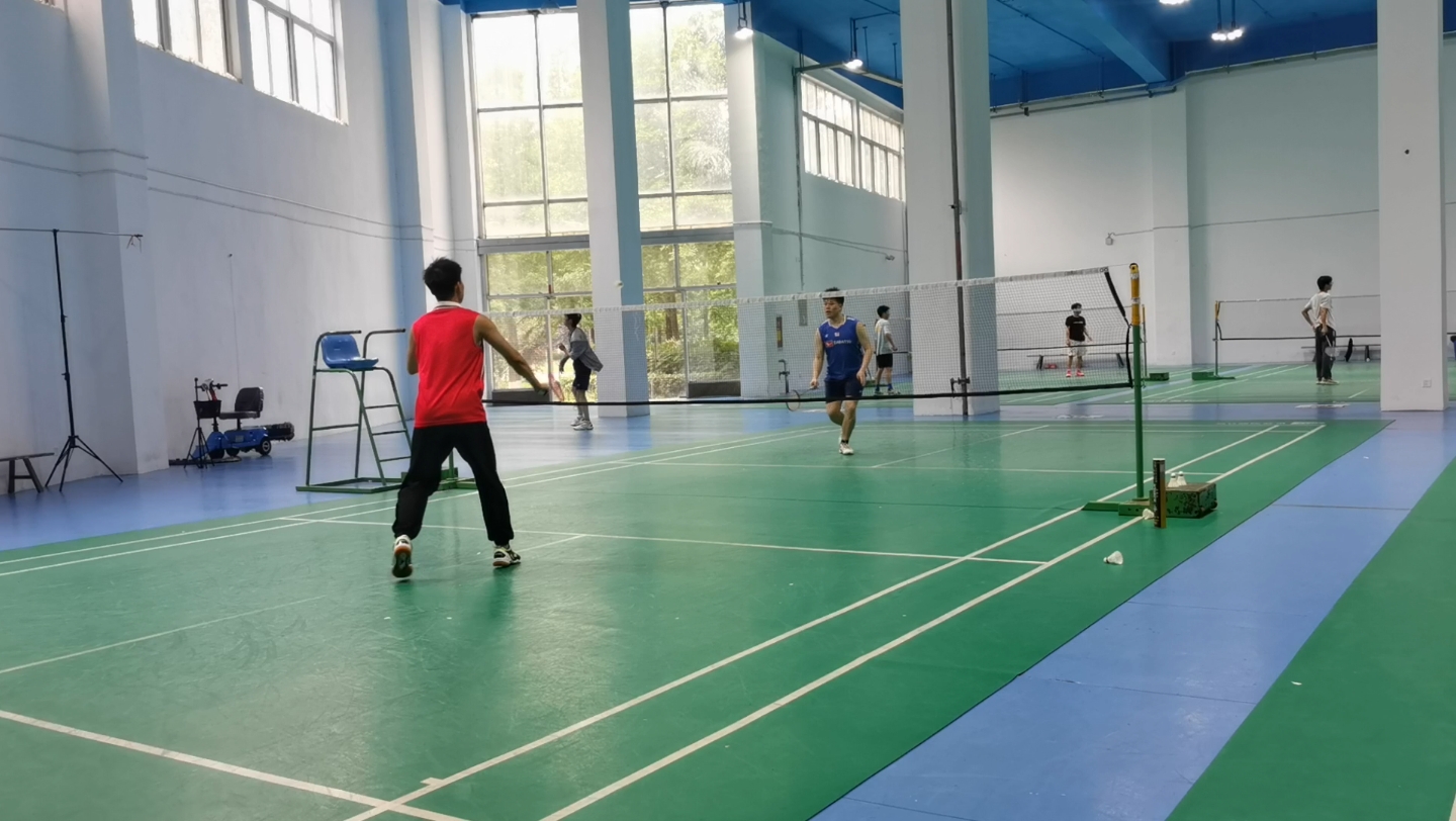 四川师范大学 羽毛球馆 阳光体育时间菜鸡互啄