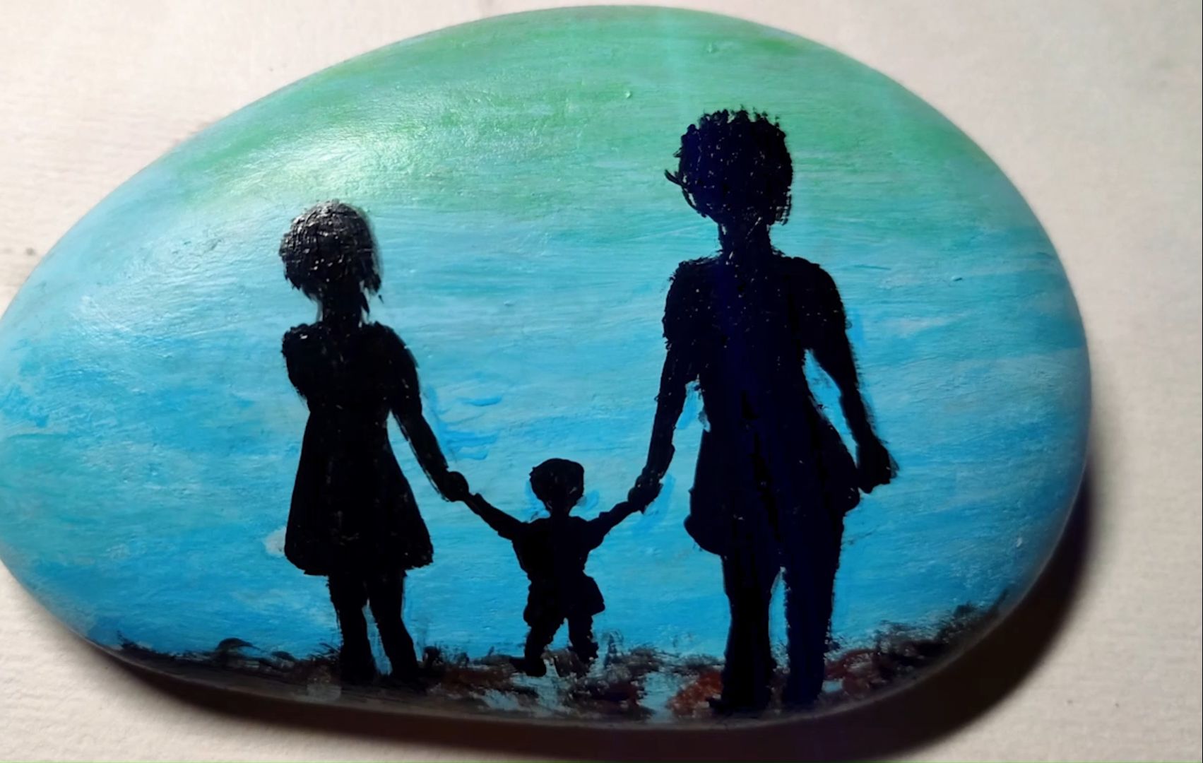 鹅卵石绘画:三口之家