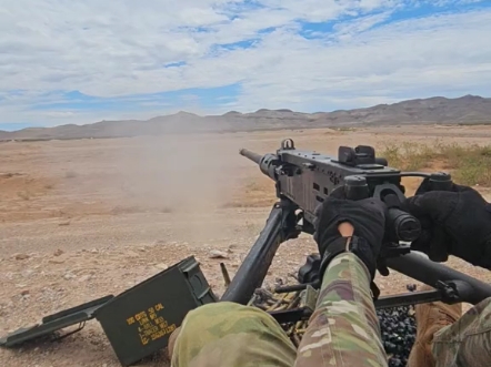 美国大兵试射m-2勃朗宁重机枪