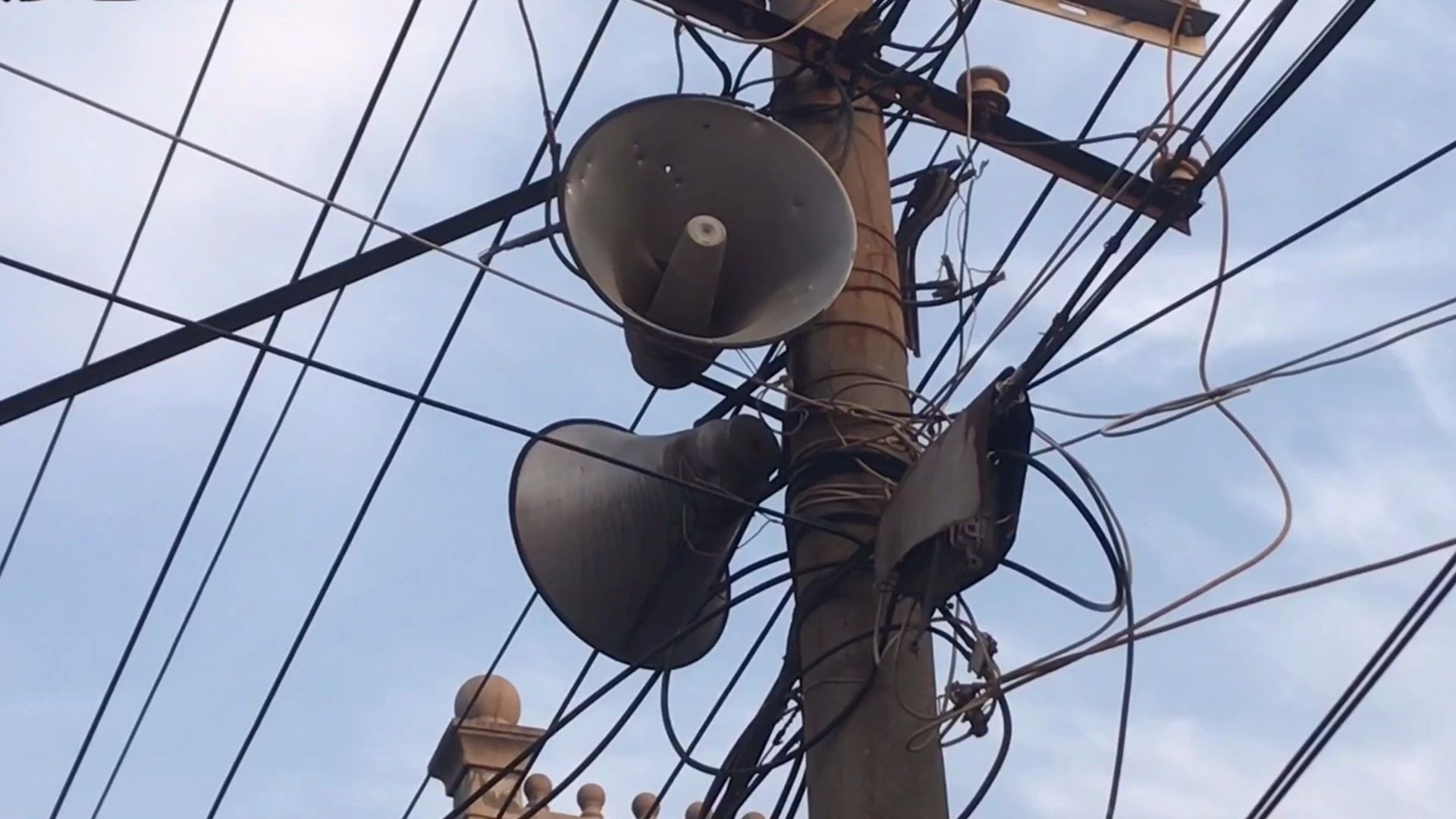 农村大广播怒骂,安徽农村小伙,靠办事待客赚份子钱,被全村人骂_哔哩