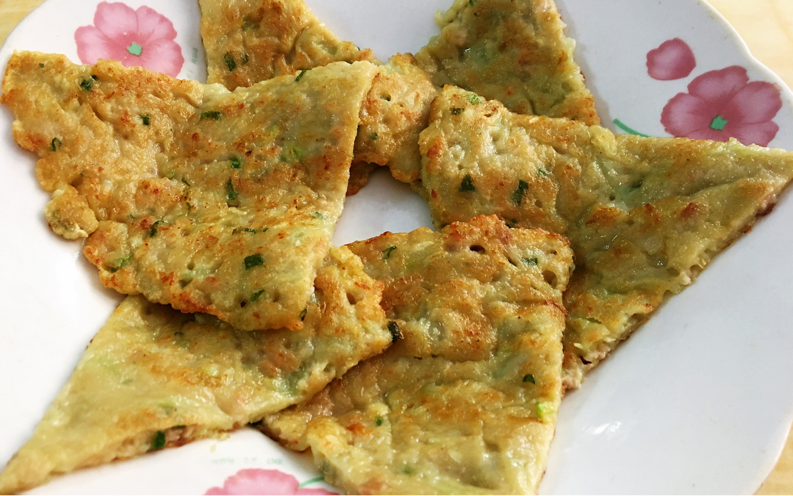 鲜甜水瓜烙很多人都做不好,一个鸡蛋两把粉,孩子吃得把盘子都拿来舔!