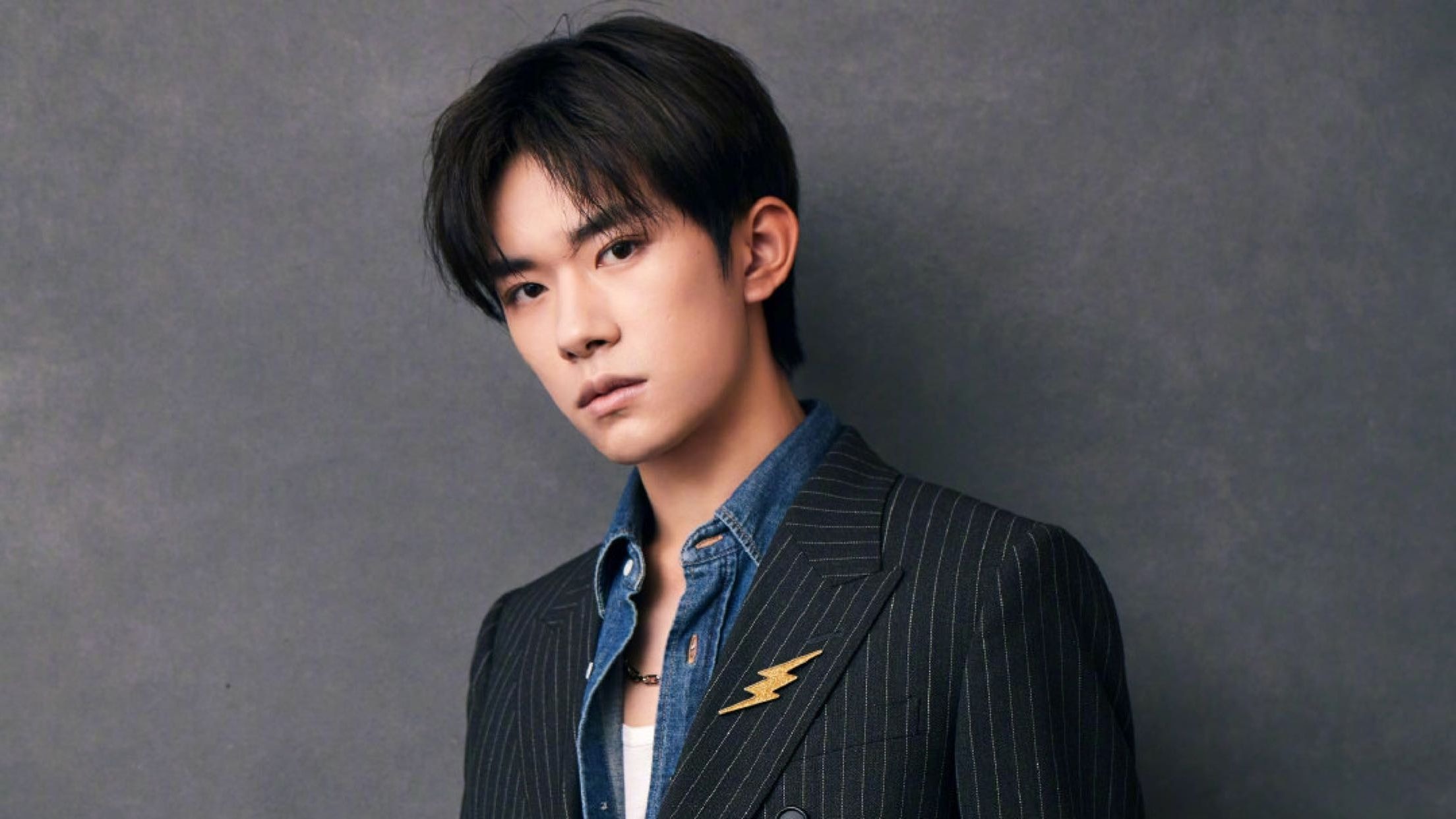 易烊千玺乘坐车辆发生碰撞,助理胖虎被曝态度蛮横,指挥保镖围堵路人