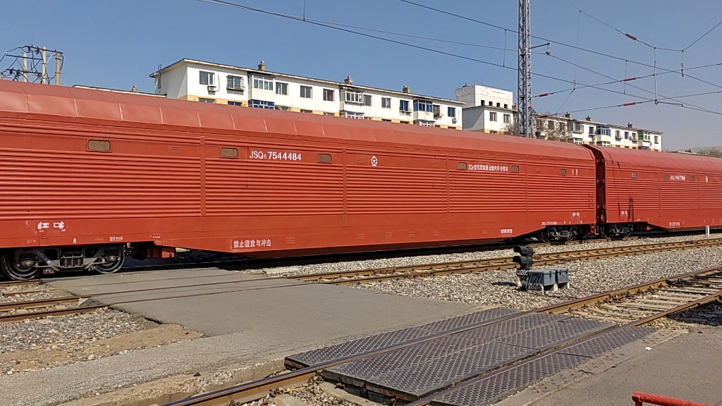 沈阳东站4号调车机沈局苏段新车hxn3b0259牵引jsq6型凹底双层运输汽车