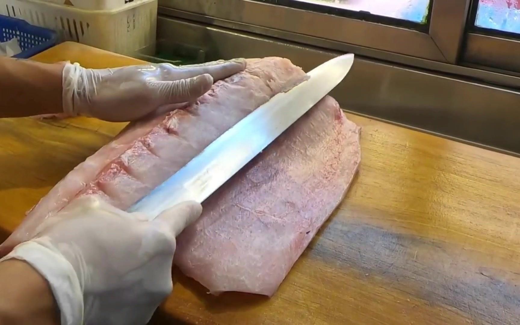 军曹鱼处理切片,制作成美味的刺身