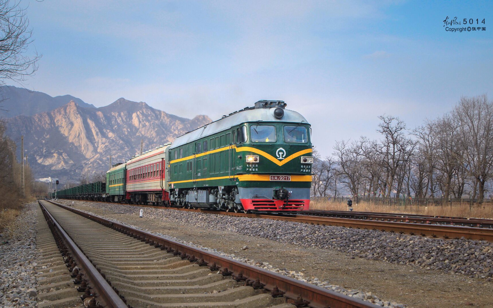 东风4b9217牵引中57222通过聂各庄站