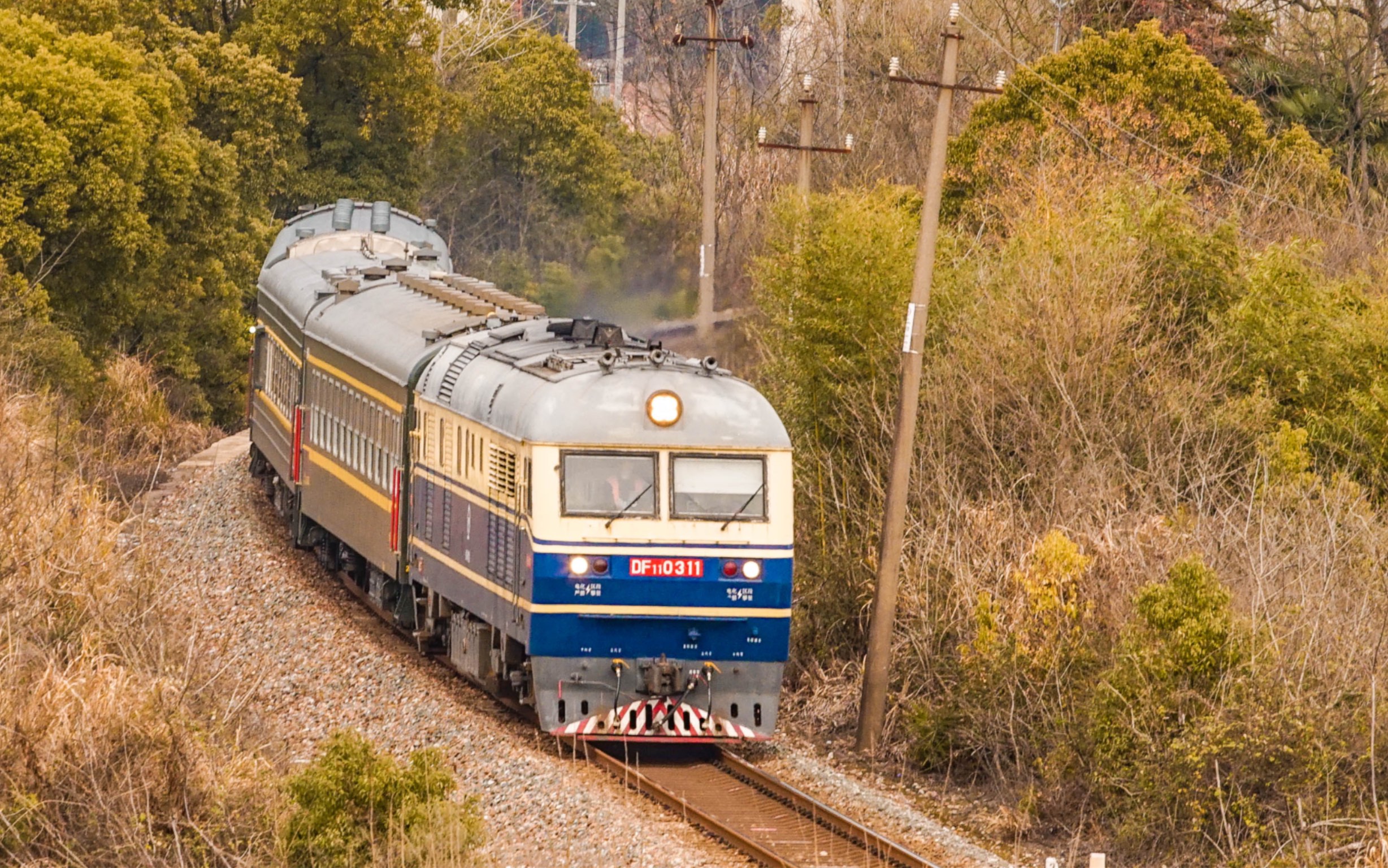 [路用]南局鹰段df11-0311牵引57063次通过