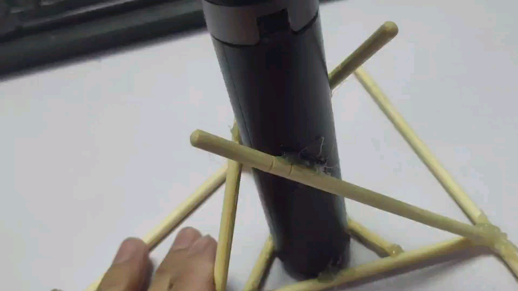 活动作品三脚架脚断了胶水粘不上只好用筷子diy一个三脚架