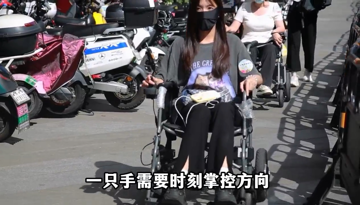 [图]行动不便，道路漫长，每一步都似攀爬险岗。台阶如障，门槛如墙，生活的阻碍难以丈量。心中有光，渴望自由地飞翔。推动无障碍环境建设，是我们共同的担当。