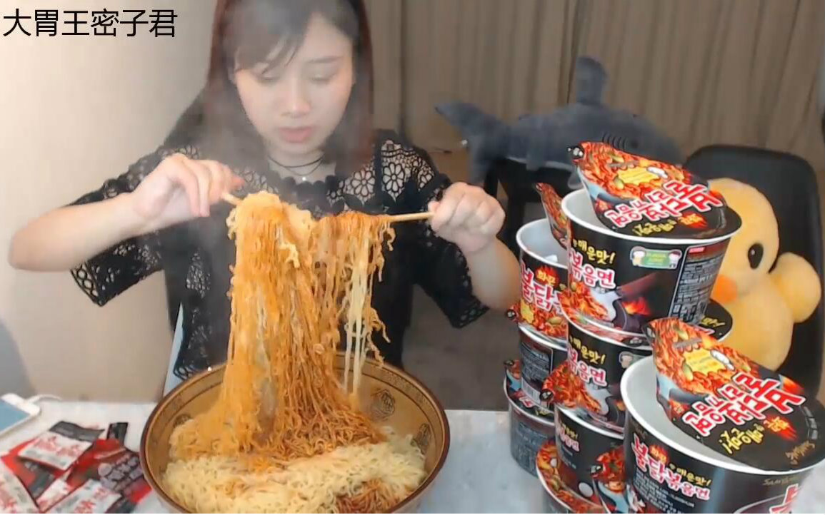 中国大胃王密子君来了! 速食10桶火鸡面用时16分20秒 !吃播吃货美食