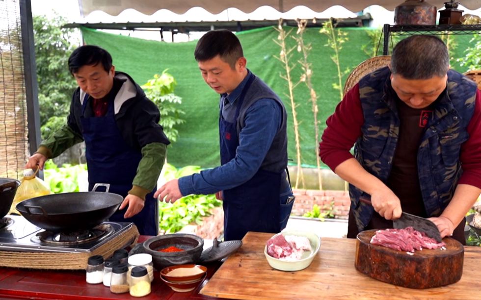 这个口蘑龙眼包和红油拌鸡不摆咯,川菜特级大师小试牛刀,火哥看了受益