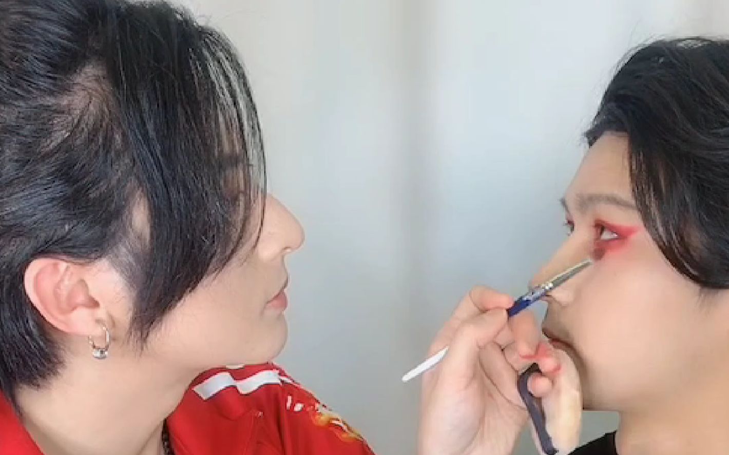 小梦李孟羲23号小白白玉堂给小黑展昭化妆以及梦老师的美食时刻