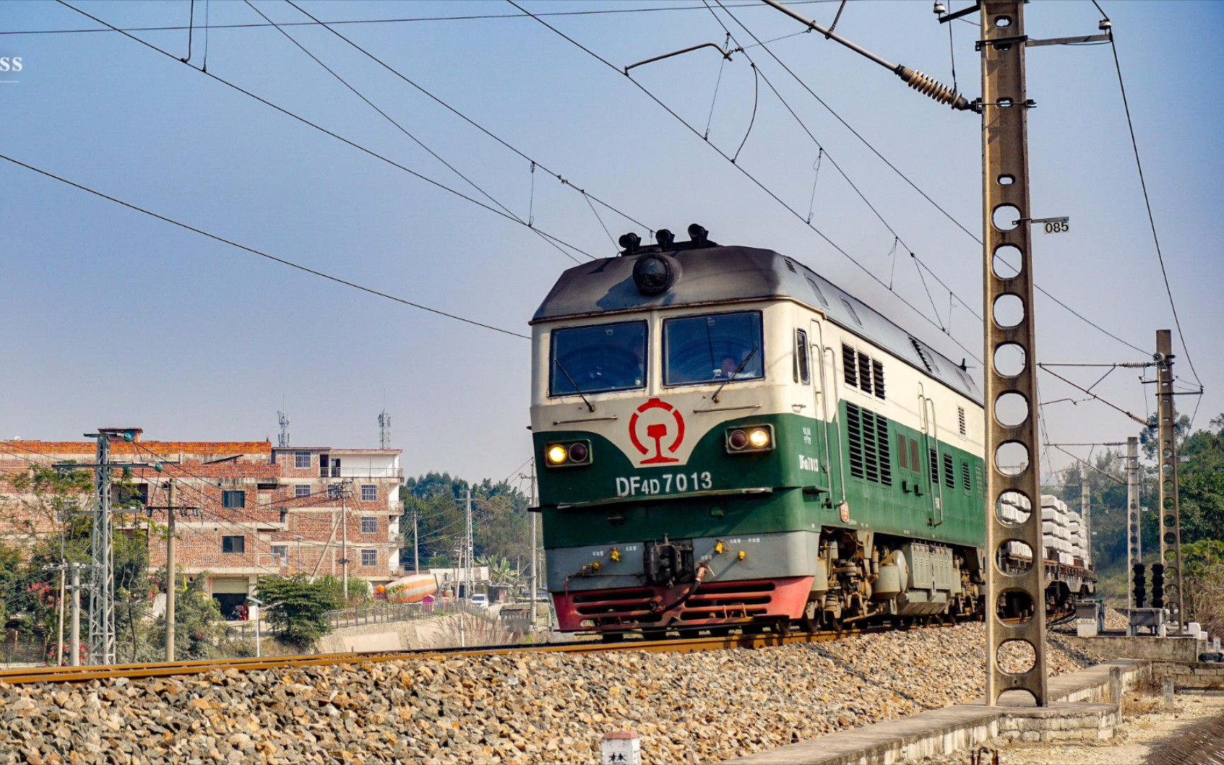 湘桂线df4d7013宁局邕段绿老虎牵引货列通过803km500m去金鸡村站方向