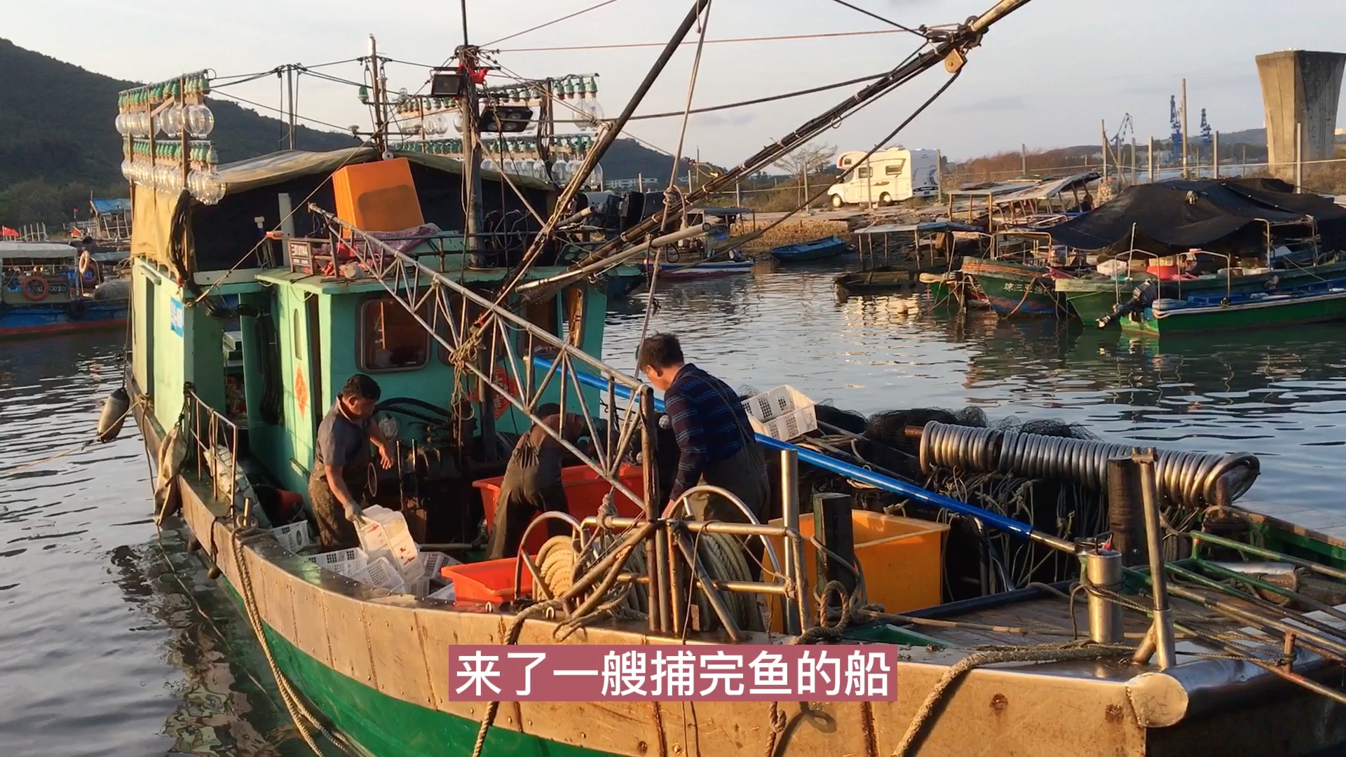 三亚海鲜集市红沙码头感受生活气息