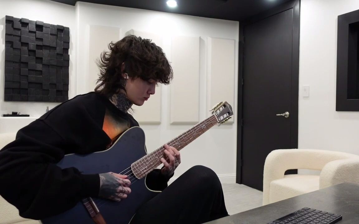 当红吉他小生 polyphia乐队的tim henson最新吉他不插电视频