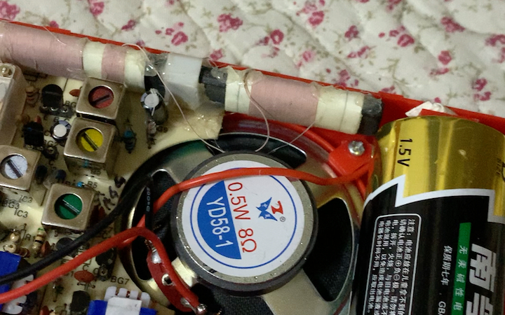 组装好的晶体管收音机套件也能收听国外中波节目