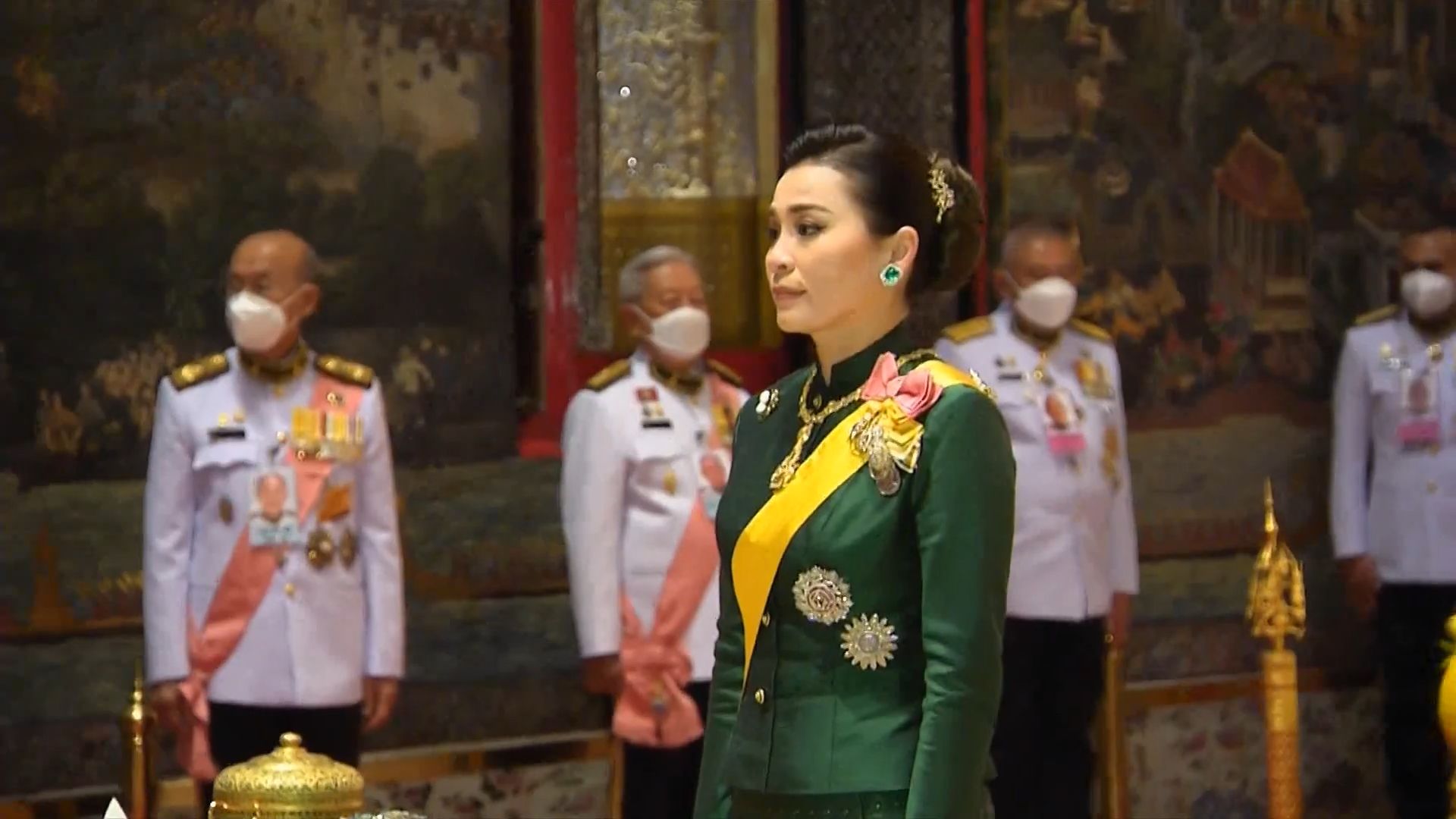 46岁苏提达美出新高度,一袭绿色泰式礼服好惊艳