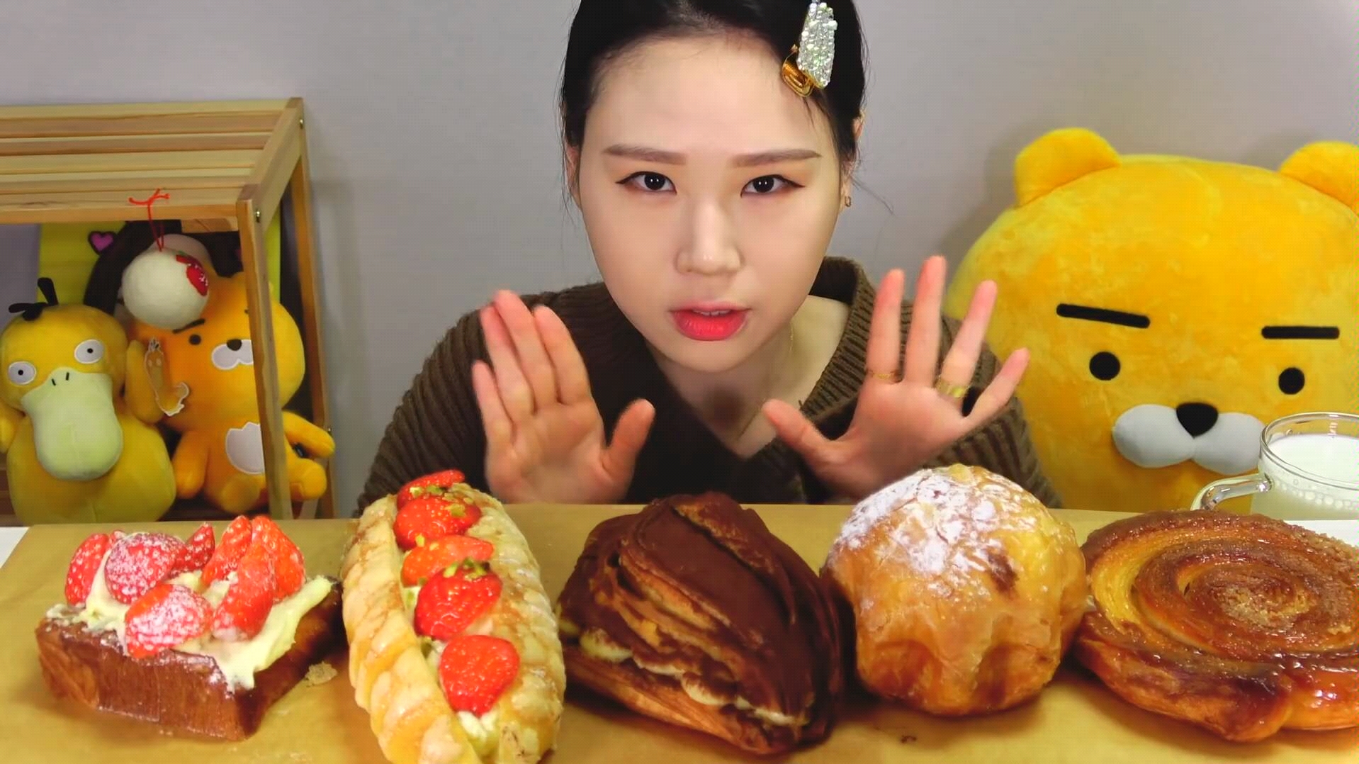 【fran卡妹】吃播奶油红豆面包,提拉米苏派,草莓面包