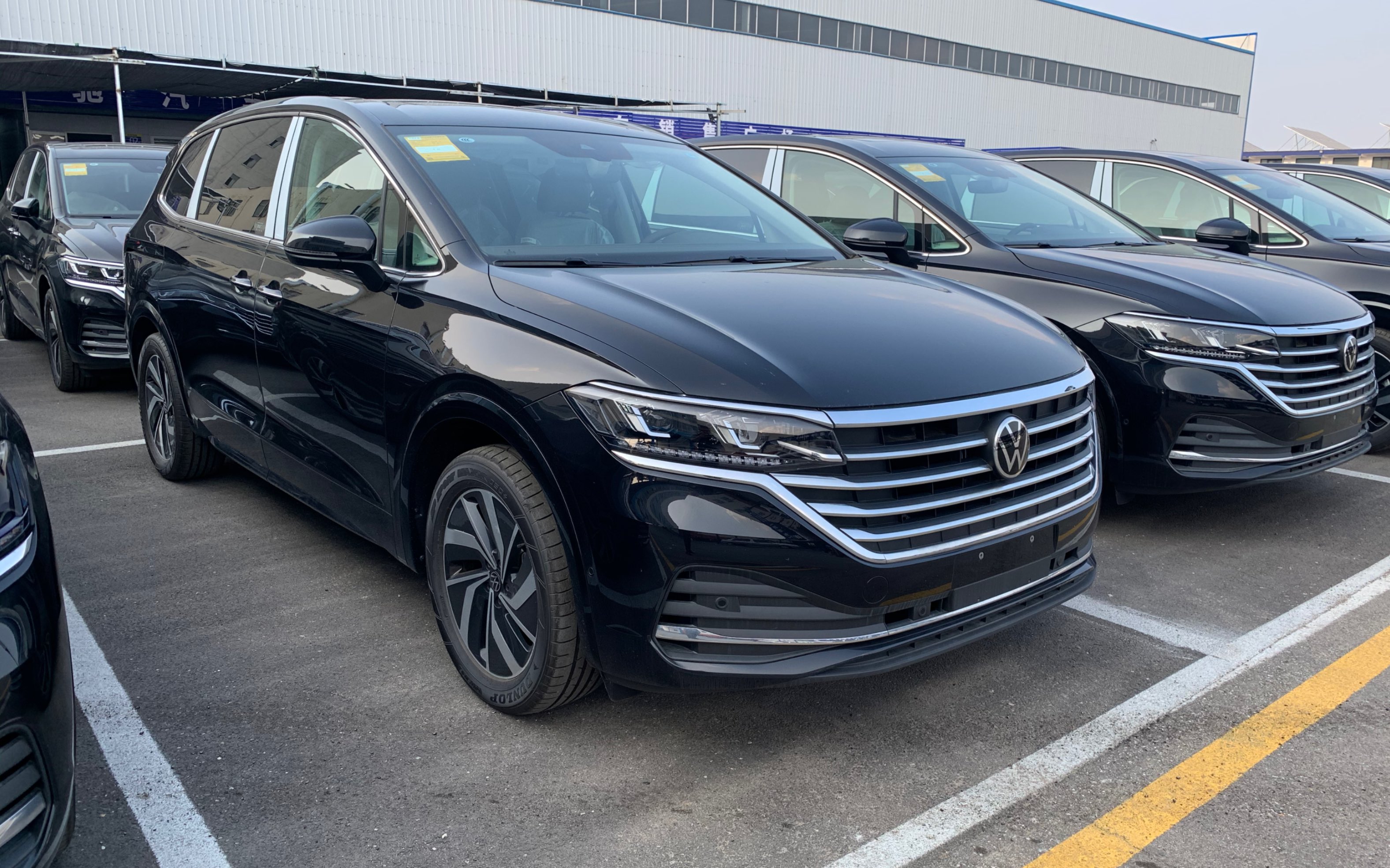 大众威然又开始处理库存了 到了一院子380尊驰版 26万多包牌落地