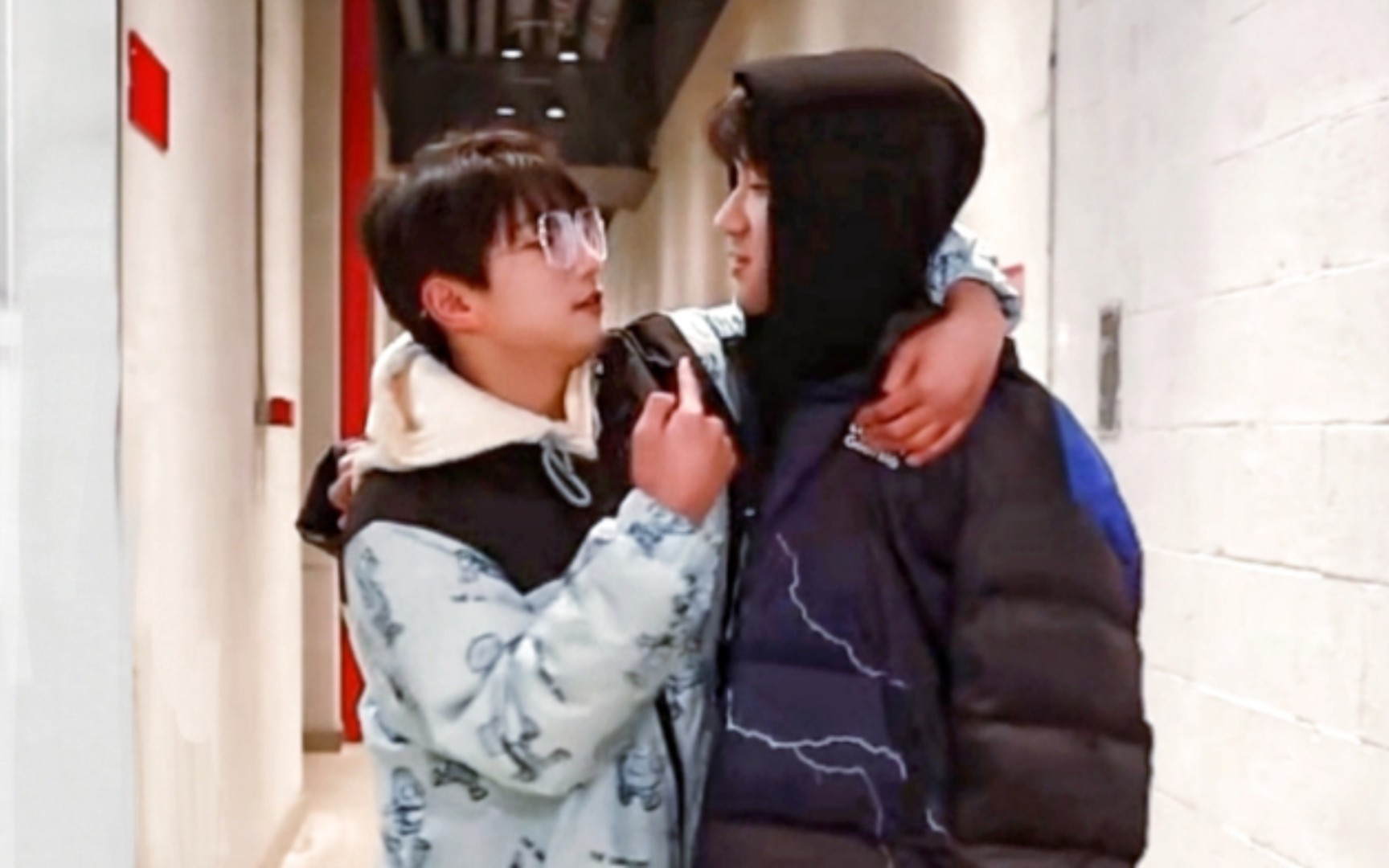 [豪丞]这暧昧的肢体接触,顺顺的眼神像是要把小穆给盯穿