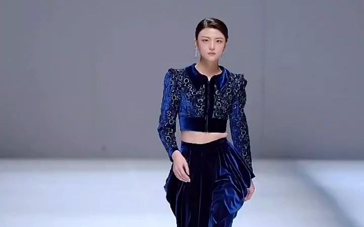 模特王方君2021秋冬中国国际时装周