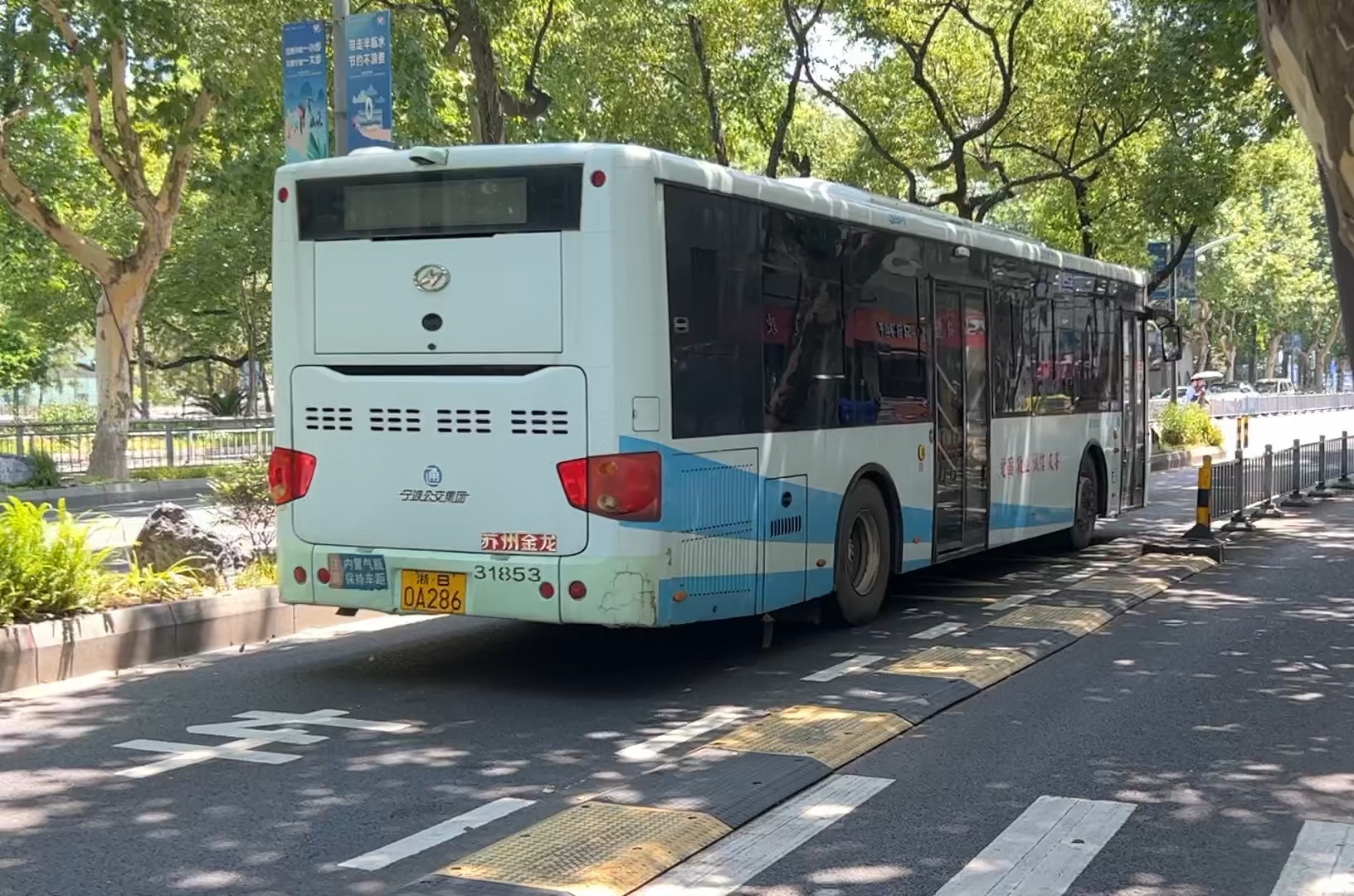 【生于环保,死于环保】宁波公交集团三公司送饭车六代装klq6119gac5驶