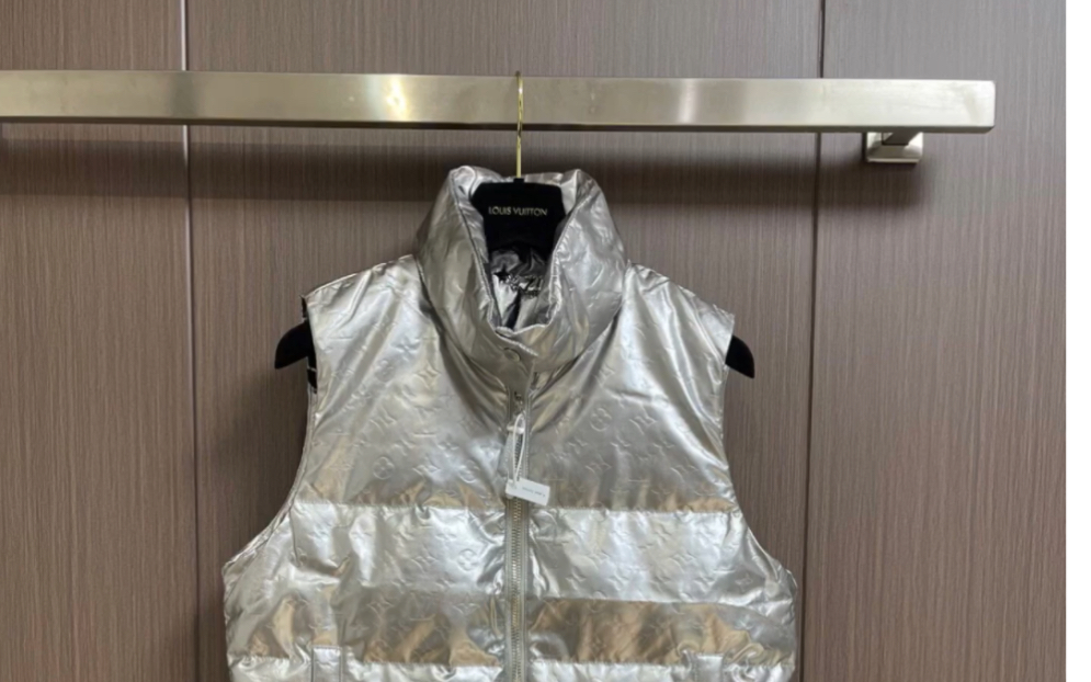 lv路易威登高仿新款monogram银色压纹羽绒背心