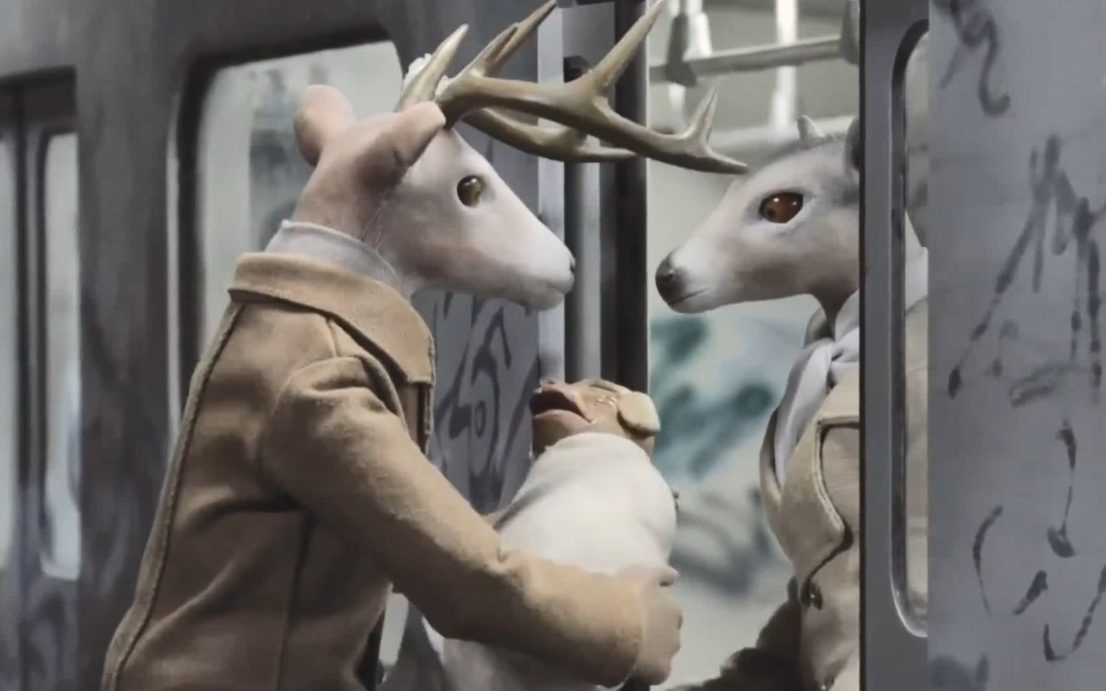 地铁里冷漠丛生,善良的鹿先生孤军奋战,试图唤醒身边人的人性!