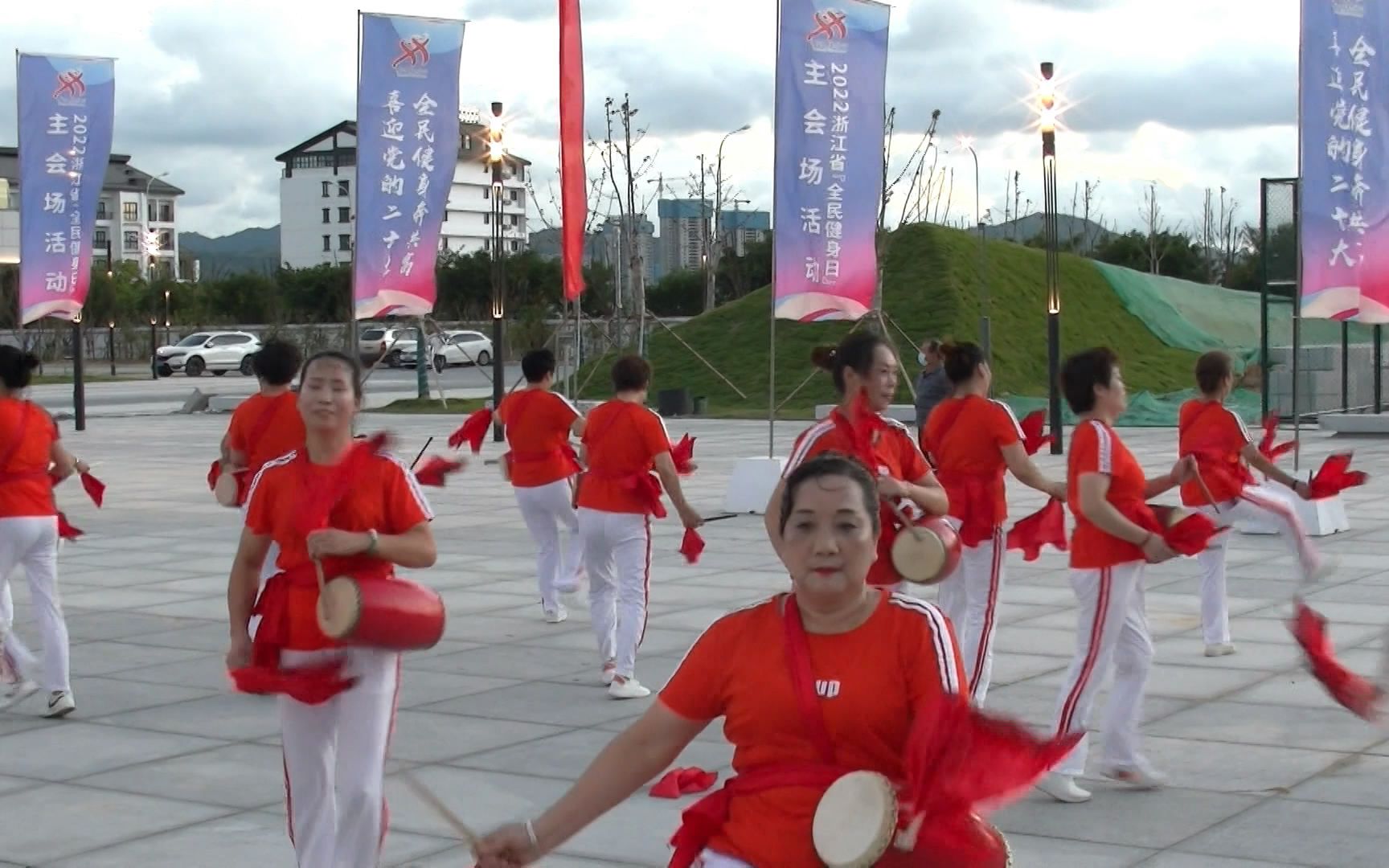 [图]03全民健身日外场活动《坎门腰鼓》