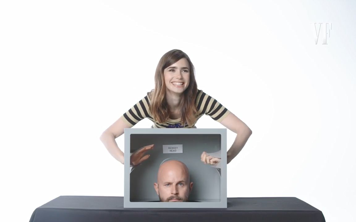 lily collins挑战箱子摸东西游戏 女神胆子真大,工作人员太坏了_哔哩