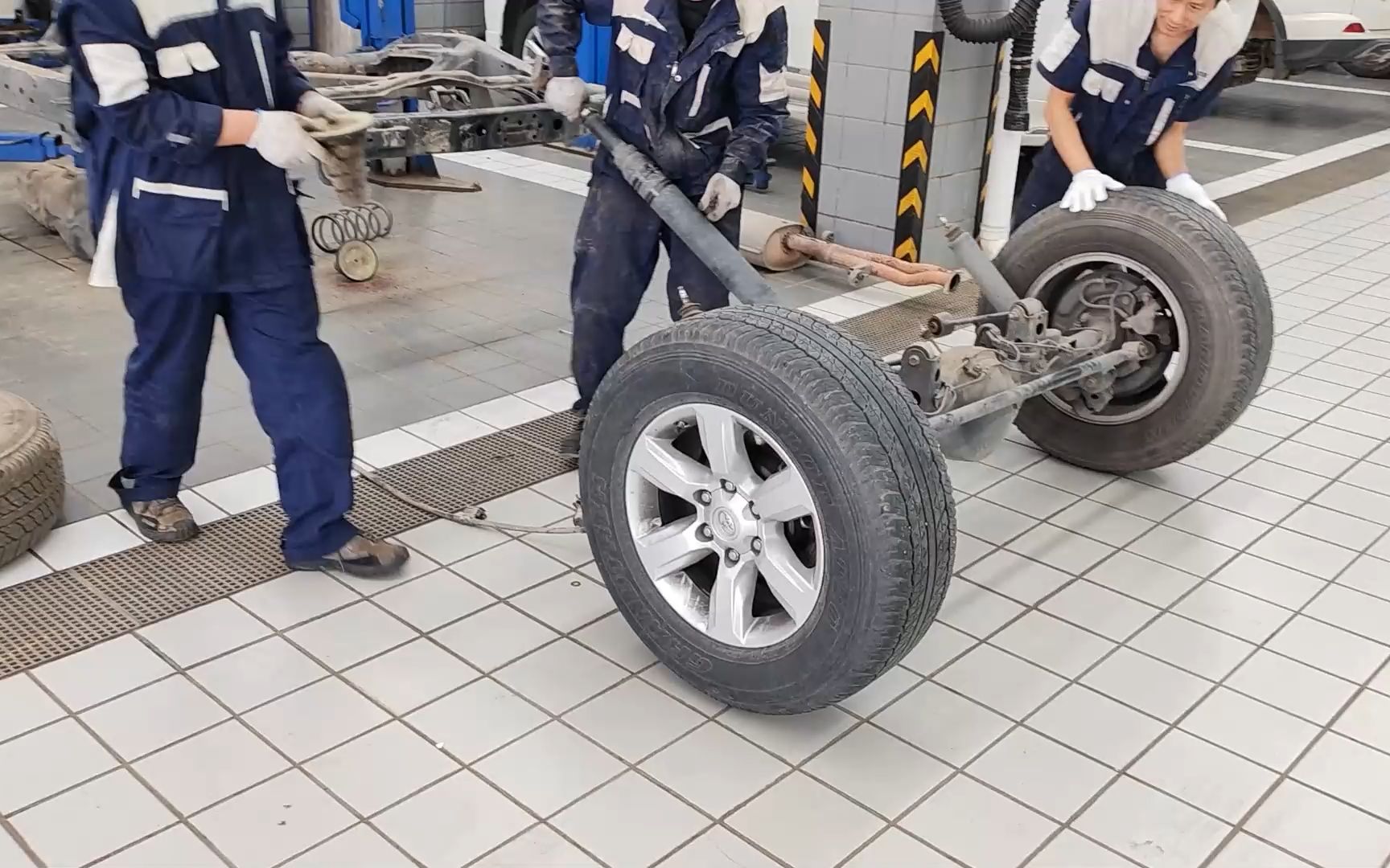 丰田4s店维修事故普拉多.更换车架