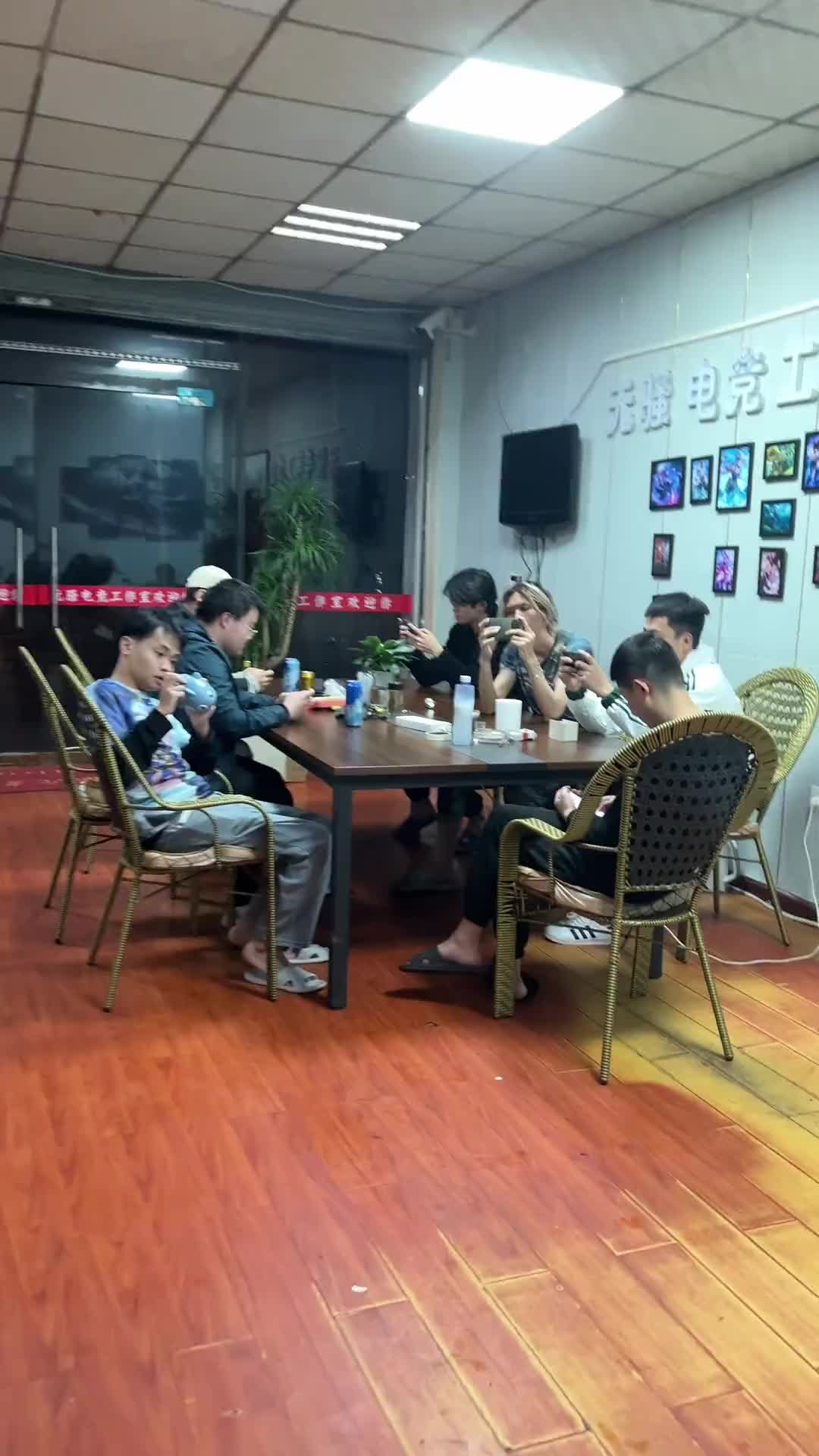 国服选手吃鱼咯,你们觉得怎么样!#王者荣耀工作室#无骚工作室#无骚