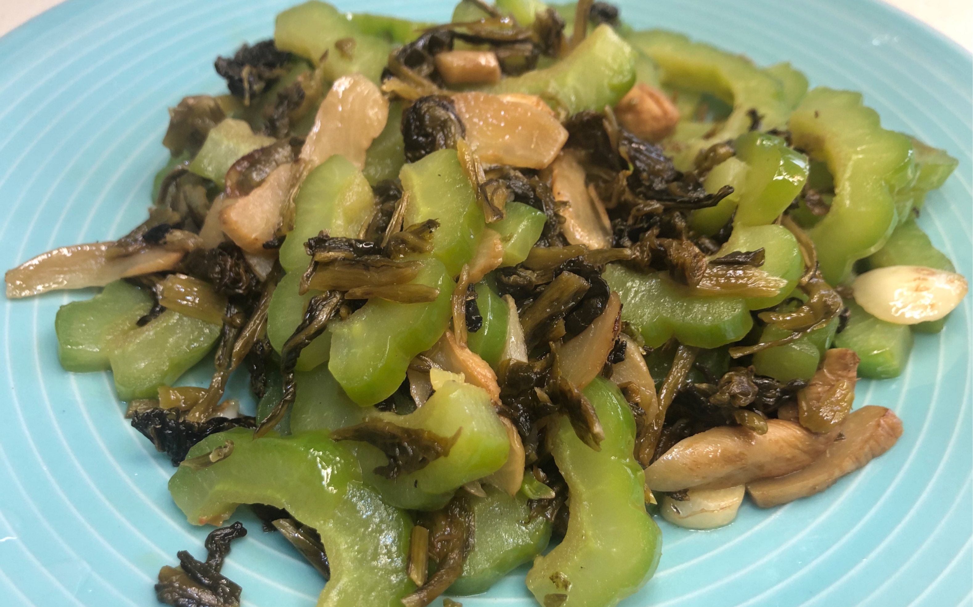 咸菜炒苦瓜耙齿萝卜苗腌制的咸菜特别香咸香美味特别下饭