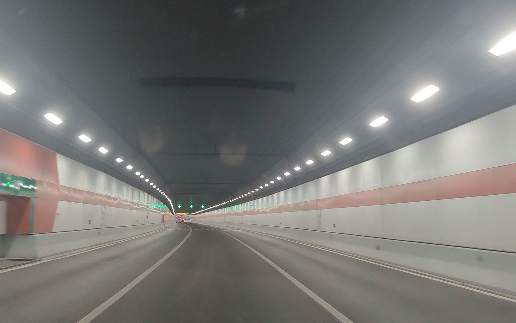 武汉长江公铁隧道,是世界上首条建成的公铁两用,世界级越江隧道