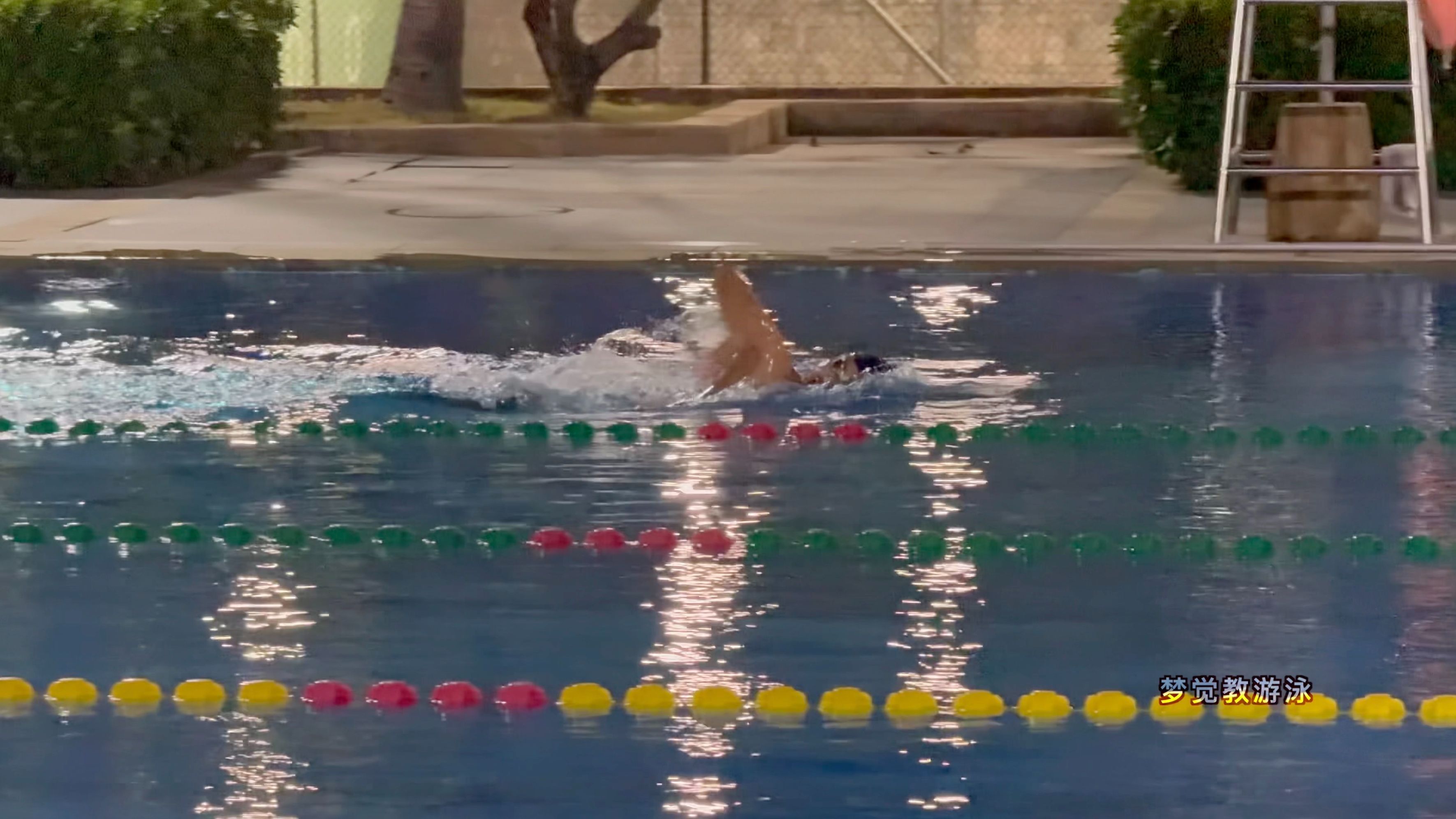 【游泳】晚上室外泳池水温15度,游个100米自由泳精神一下