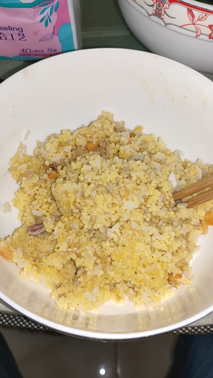 山西过来的黄色小米饭.小米做的米饭特别好吃.