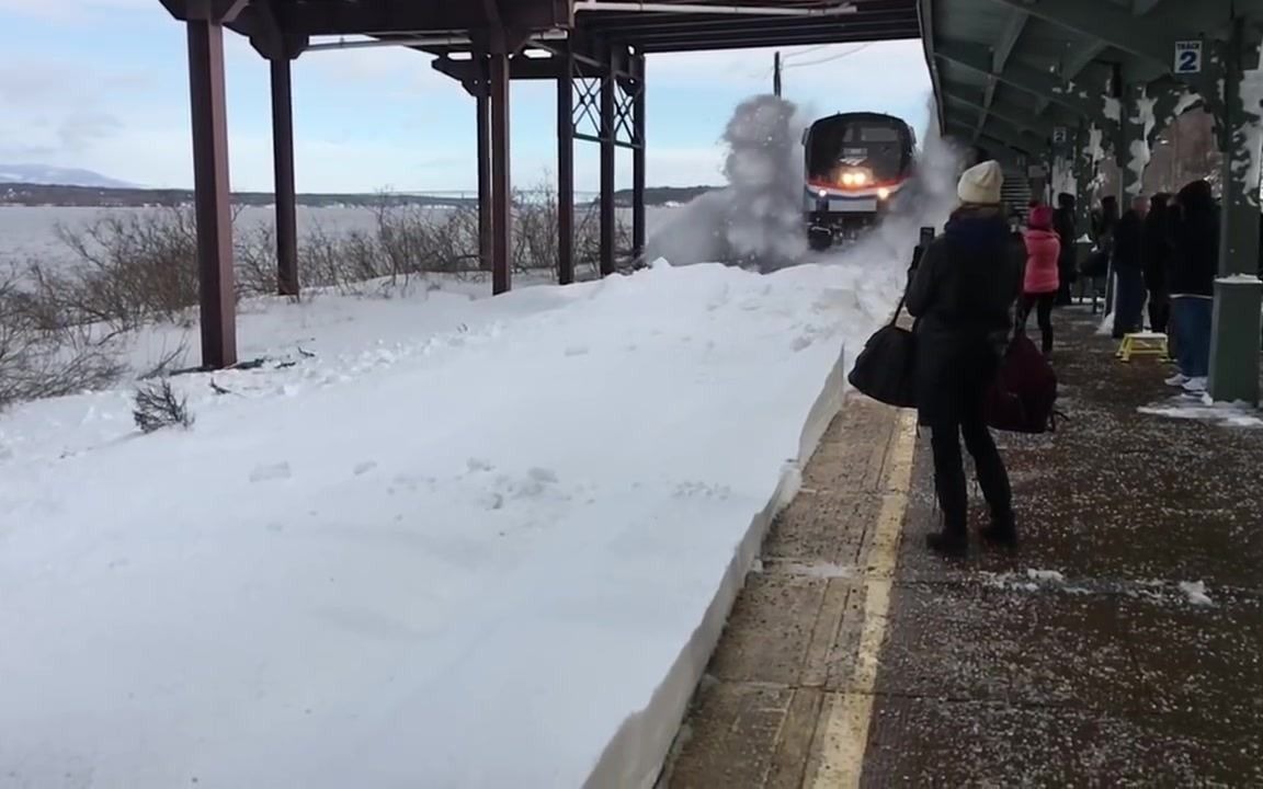 [图]火车卷起千堆雪 顿时冲到了乘客脸上