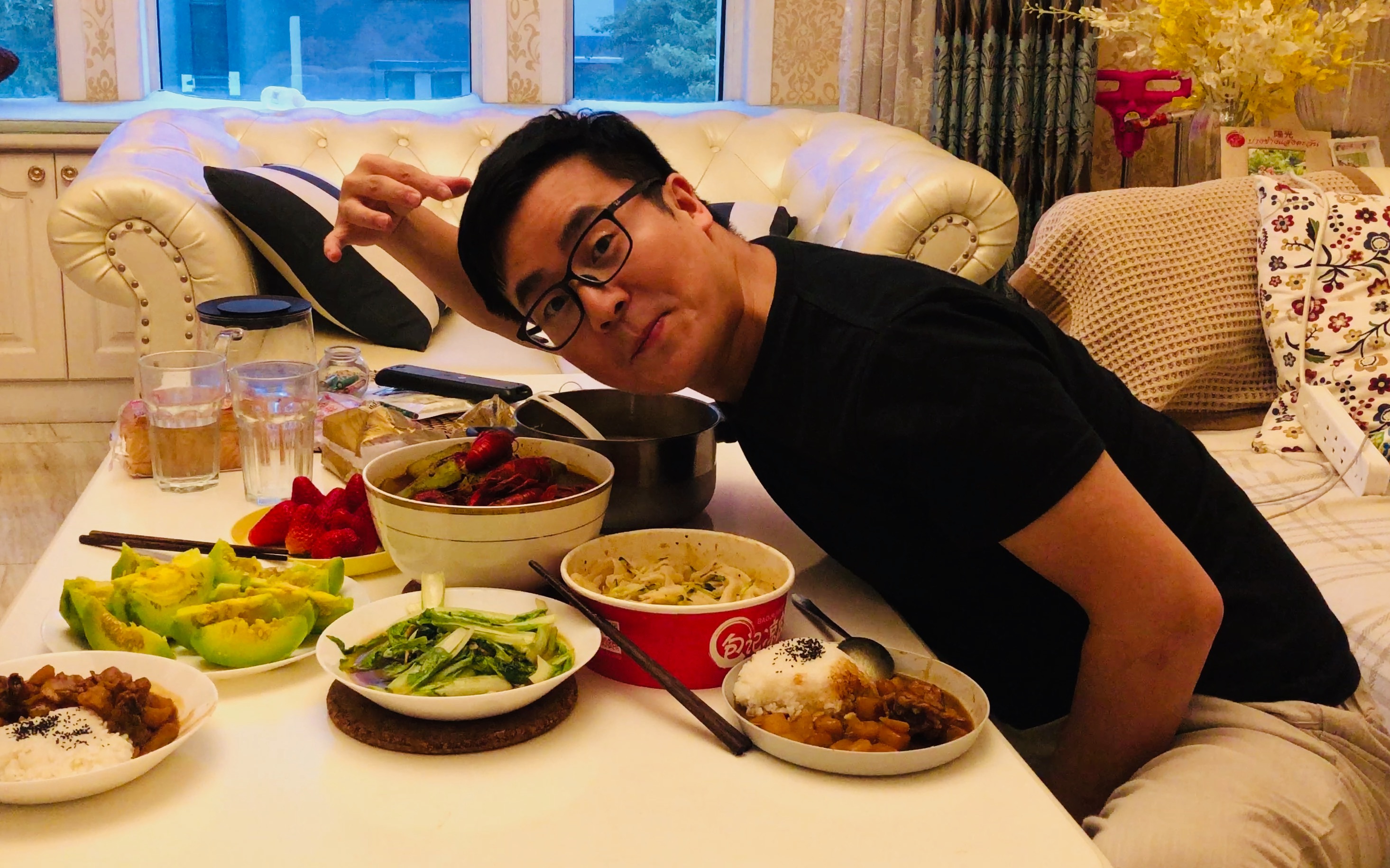 夫妻俩吃一桌子的菜,一盆小龙虾当饭吃,咖喱鸡腿饭吃完再吸凉皮儿