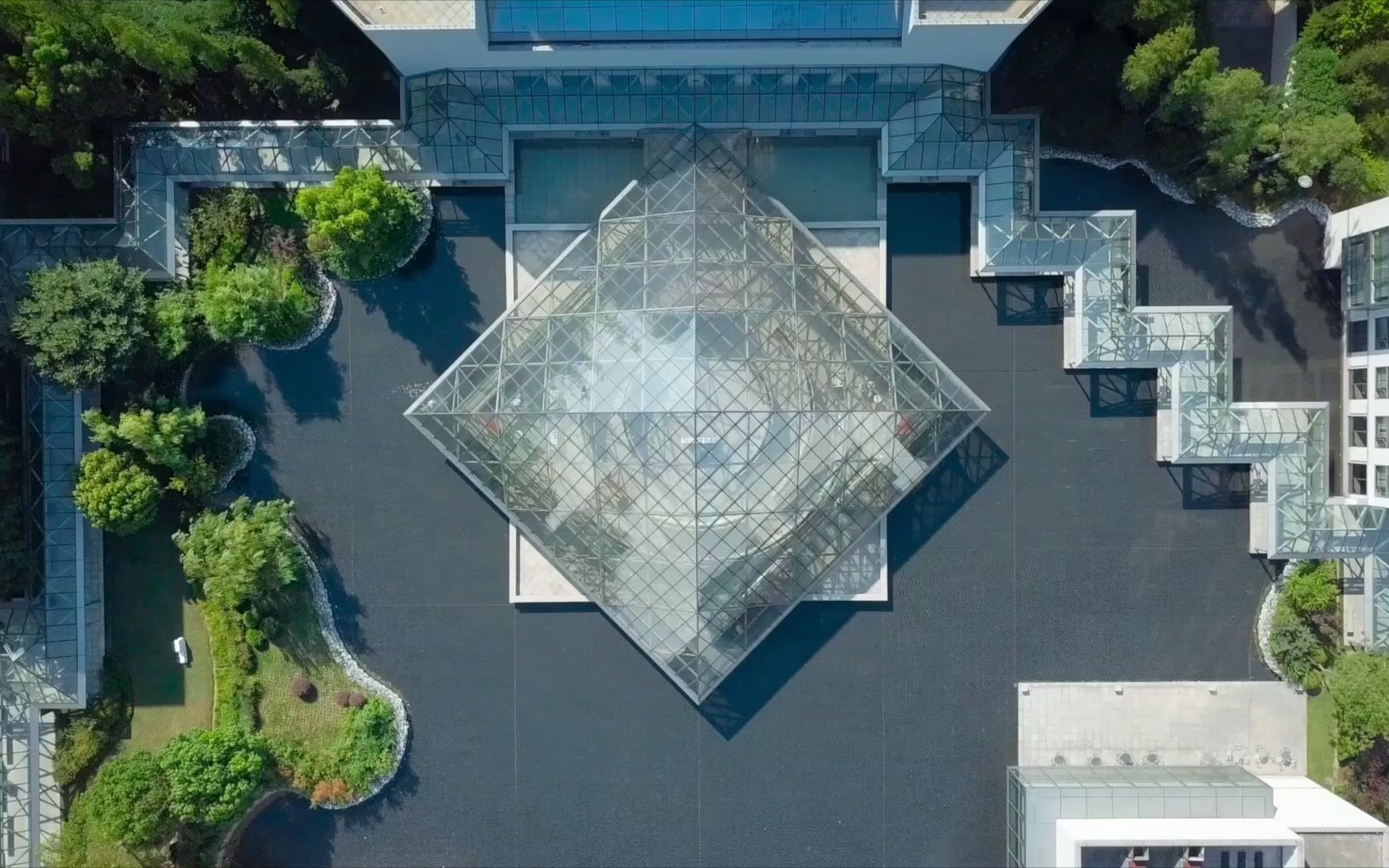 中欧国际工商学院,上海浦东的玻璃金字塔,贝聿铭领衔贝61考61弗