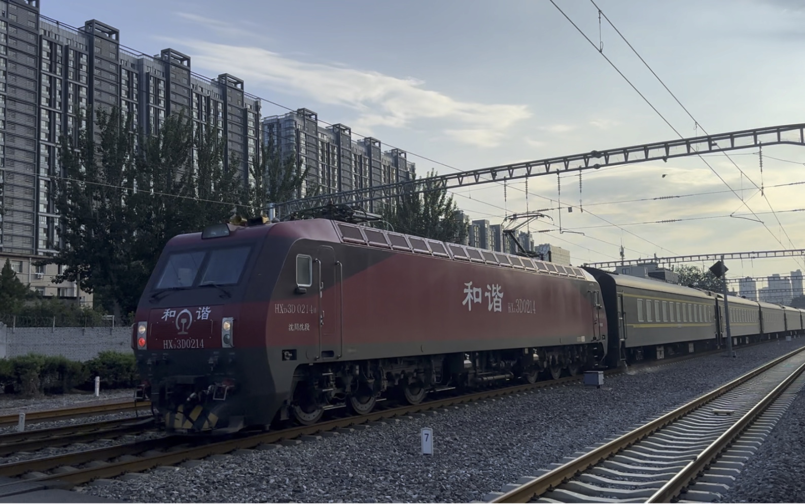 沈局沈段hxd3d 0214牵引k547次[成都西-哈尔滨西]通过水南庄道口