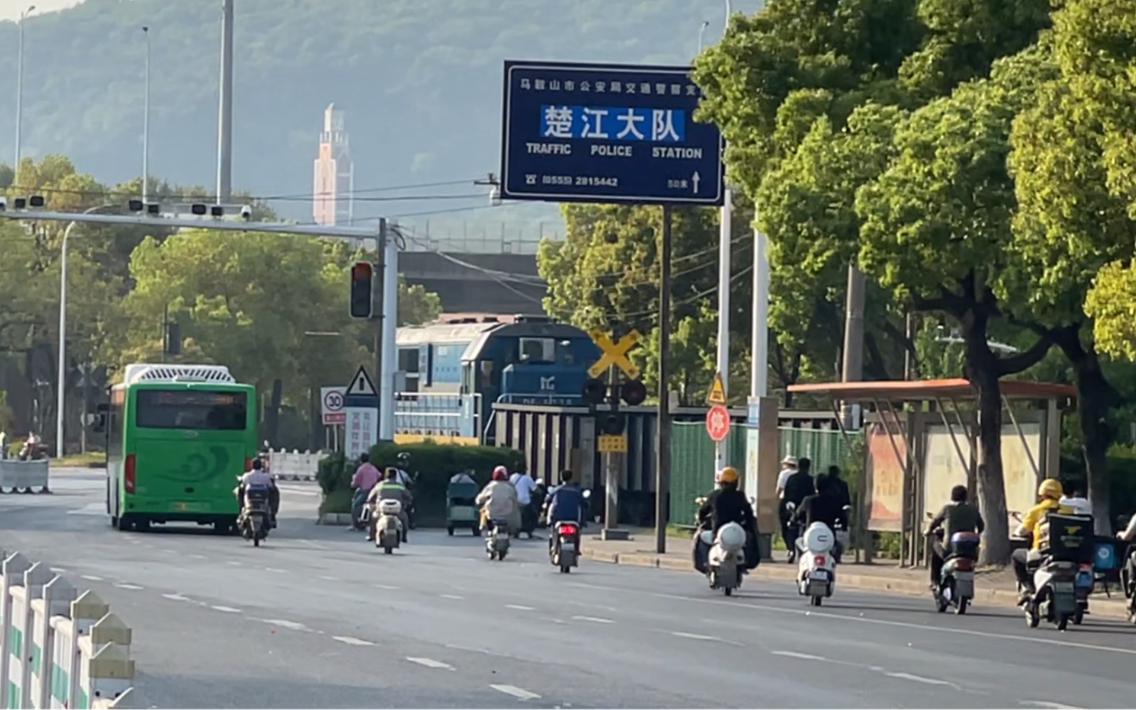 马鞍山市跃进桥上看火车:桥上马钢专用线,桥下国铁宁芜线.