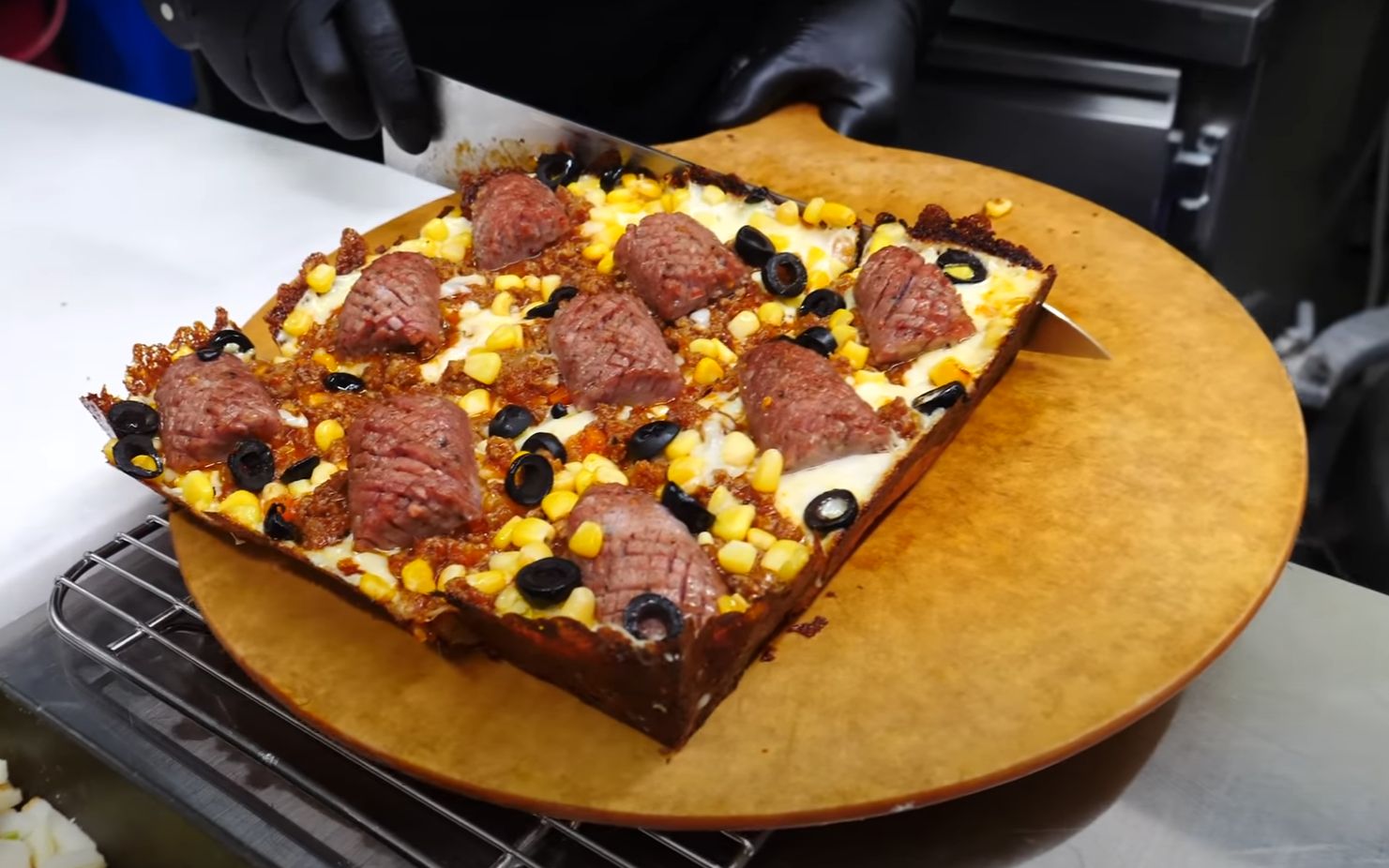 底特律风格的方形披萨